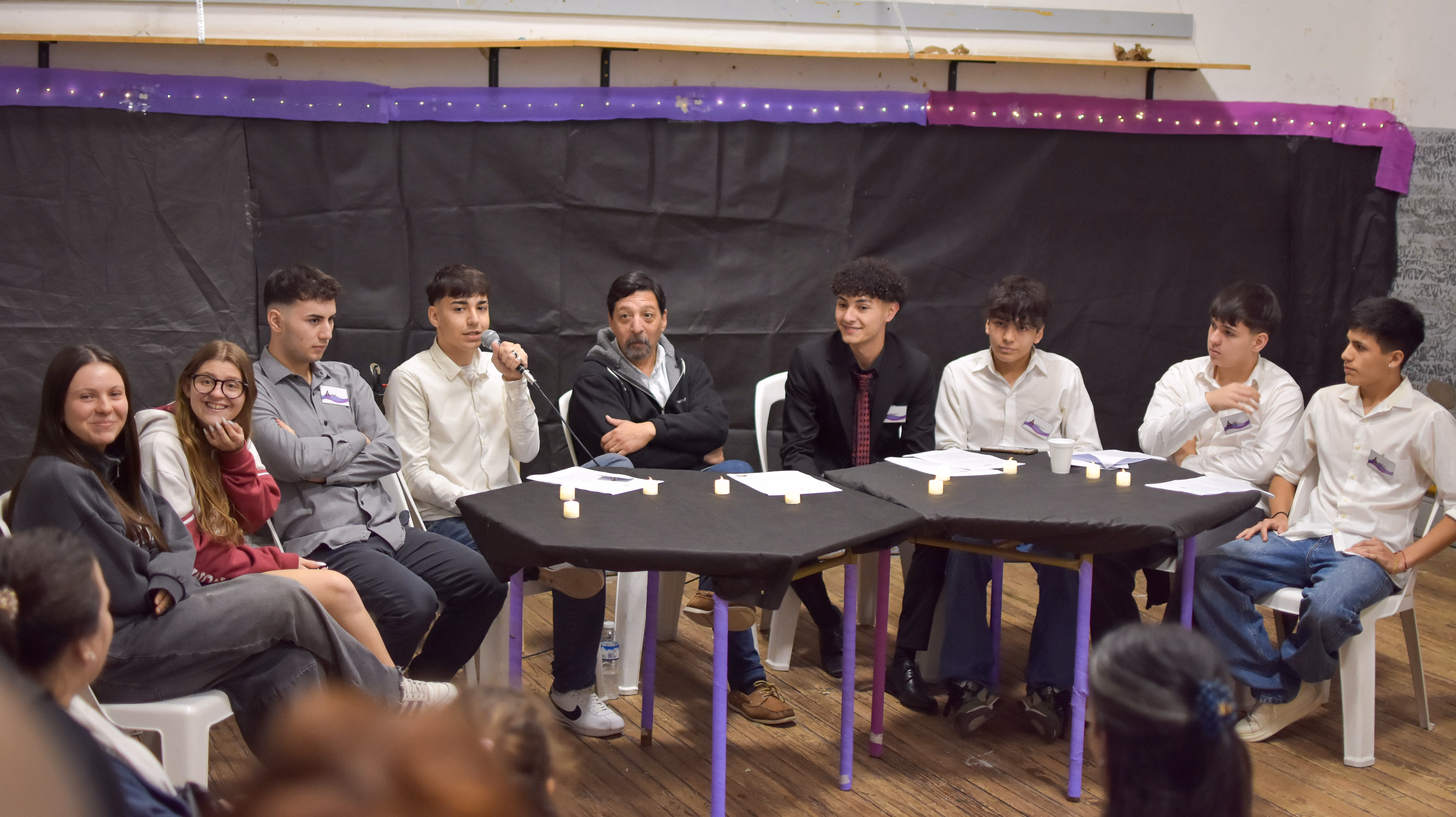 Estudiantes participando de un pódcast temático en vivo